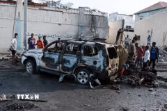 Hiện trường một vụ đánh bom xe khiến nhiều người thương vong ở Mogadishu (Somalia) hồi tháng Bảy năm ngoái. (Ảnh: THX/TTXVN)