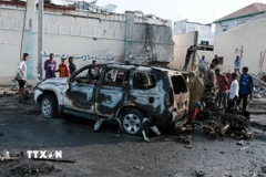 Hiện trường một vụ đánh bom xe khiến nhiều người thương vong ở Mogadishu (Somalia) hồi tháng Bảy năm ngoái. (Ảnh: THX/TTXVN)