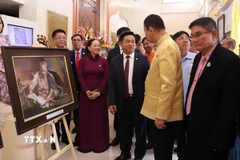 Tổng lãnh sự Việt Nam tại Khon Kaen Đinh Hoàng Linh giới thiệu với các đại biểu tại Triển lãm tranh "Tấm lòng họa sỹ Đào Trọng Lý với Bác Hồ." (Ảnh: Huy Tiến/TTXVN)