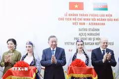 Tổng Bí thư Tô Lâm và Phu nhân cùng các đại biểu cắt băng khánh thành Phòng lưu niệm "Chủ tịch Hồ Chí Minh với ngành dầu khí Việt Nam-Azerbaijan." (Ảnh: Thống Nhất/TTXVN)