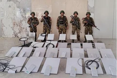 Binh sỹ chiếm giữ một trung tâm lừa đảo trực tuyến ở thị trấn Myawaddy, bang Karen (Myanmar), ngày 19/10/2025. (Nguồn: Politico)