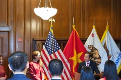 Tổng Lãnh sự Hoàng Anh Tuấn phát biểu tại Lễ Thượng cờ kỷ niệm 80 năm Quốc khánh Việt Nam tại San Francisco. (Ảnh: TTXVN phát)