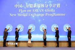 Đại diện các nước ASEAN và Trung Quốc cùng nhau khởi động Kế hoạch chia sẻ truyền thông mới ASEAN-Trung Quốc. (Ảnh: Công Tuyên/TTXVN)