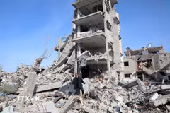 Tòa nhà tại thành phố Rafah, Dải Gaza bị phá hủy sau một cuộc không kích của Israel. (Ảnh: THX/TTXVN)
