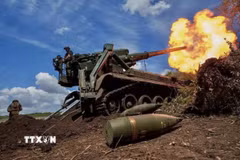 Quân nhân Ukraine nã pháo tự hành 2S7 Pion tại vùng Donetsk về phía mặt trận Nga hồi tháng Chín năm ngoái. (Ảnh: Reuters/TTXVN)