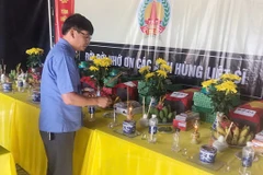 Lãnh đạo huyện Cam Lộ dâng hương các liệt sỹ được quy tập tại Bản Chùa. (Nguồn: Báo Quảng Trị)