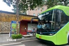 Xe buýt hoạt động tại Thủ đô Hà Nội. (Ảnh: Nguyễn Văn Cảnh/TTXVN)