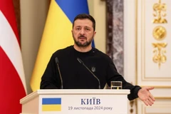 Tổng thống Ukraine Volodymyr Zelensky phát biểu tại một cuộc họp báo ở Kiev. (Ảnh: Kyodo/TTXVN)