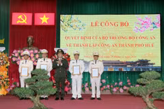 Thượng tướng Lê Quốc Hùng, Thứ trưởng Bộ Công an trao các quyết định của Bộ trưởng Bộ Công an cho Ban Giám đốc Công an thành phố Huế. (Ảnh: Đỗ Trưởng/TTXVN)