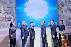 Các đại biểu nhấn nút khai mạc khai mạc Tuần lễ Thương hiệu quốc gia Việt Nam tại Triển lãm thế giới EXPO 2025. (Ảnh: Nguyễn Tuyến/TTXVN)