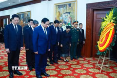 Thủ tướng Phạm Minh Chính viếng nguyên Chủ tịch Đảng Nhân dân Cách mạng Lào, nguyên Chủ tịch nước Lào Khamtay Siphandone. (Ảnh: Dương Giang/TTXVN)
