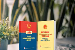 “Hiến pháp nước Cộng hòa Xã hội Chủ nghĩa Việt Nam năm 2013 (sửa đổi, bổ sung năm 2025)” và “Luật Tổ chức chính quyền địa phương năm 2025” - hai cuốn sách cập nhật nhiều nội dung pháp lý quan trọng. (Nguồn: Nhà xuất bản Chính trị Quốc gia Sự thật)
