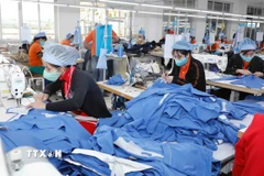 May hàng xuất khẩu tại Công ty may Hưng Việt ở Phố Nối (Hưng Yên). (Ảnh: Trần Việt/TTXVN)