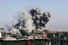 Khói bốc lên sau cuộc không kích của Israel xuống Dải Gaza. (Ảnh: THX/TTXVN)