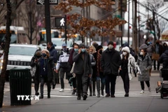 Người dân trên đường phố New York (Mỹ). (Ảnh: THX/TTXVN)
