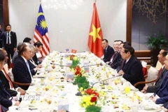 Thủ tướng Phạm Minh Chính và Thủ tướng Malaysia Anwar Ibrahim ăn sáng và làm việc nhân dịp sang dự Diễn đàn Tương lai ASEAN lần thứ hai tại Hà Nội, sáng 26/2/2025. (Ảnh: Dương Giang/TTXVN)
