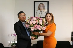 Đại sứ Việt Nam tại Mexico Nguyễn Văn Hải chúc mừng Hạ nghị sỹ Ana Karina Rojo Pimentel được bầu làm Chủ tịch Nhóm Nghị sỹ Hữu nghị Mexico-Việt Nam. (Ảnh: Phương Lan/TTXVN)