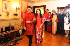 Tiết mục trình diễn áo dài truyền thống của cộng đồng người Việt tại Canada. (Ảnh: Trung Dũng/TTXVN)