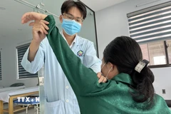 Miễn viện phí thể hiện sự ưu việt của chế độ ta trong chăm lo sức khỏe nhân dân. (Ảnh minh họa: Đức Hạnh/TTXVN)