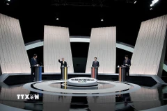 Các ứng viên tranh cử Tổng thống Hàn Quốc (từ trái sang): Lee Jae Myung của đảng Dân chủ (DP), Kwon Young Kook của đảng Lao động Dân chủ, Kim Moon Soo của đảng Quyền lực Quốc dân (PPP) và Lee Jun Seok của đảng Cải cách mới (NRP) tại cuộc tranh luận trực tiếp cuối cùng trên truyền hình ở Seoul tối 27/5/2025. (Ảnh: Yonhap/TTXVN)