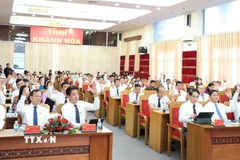 Đại biểu Hội đồng Nhân dân tỉnh Khánh Hòa khóa VII biểu quyết thông qua một nghị quyết tại kỳ họp thứ nhất. (Ảnh: Tiên Minh/TTXVN)