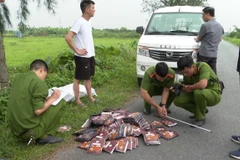 Cơ quan công an thu giữ tang vật vụ án. (Ảnh: TTXVN phát)