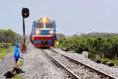 Tàu Bắc-Nam chạy qua tỉnh Quảng Trị hồi tháng 10 năm ngoái. (Ảnh: Nguyên Linh/TTXVN)