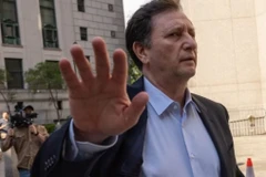 Alex Mashinsky rời tòa án vào ngày 8/5, sau khi bị kết án 12 năm tù. (Nguồn: Bloomberg/Financial Times)