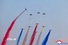 Đội máy bay trình diễn tại Lễ kỷ niệm 80 năm thành lập Không quân Triều Tiên ở sân bay Kalma của Phi đoàn bay Anh hùng Kil Yong Jo số 59, ngày 28/11/2025. (Ảnh: KCNA/TTXVN)