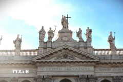 Tượng Chúa Cứu thế cùng các thánh trên nóc mặt tiền Vương cung thánh đường Thánh John Lateran. (Ảnh: Dương Hoa/TTXVN)