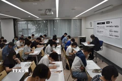 Các thí sinh thi tại phòng thi cấp 1 tập trung làm bài thi nghe hiểu. (Ảnh: Nguyễn Tuyến/TTXVN)