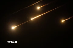 Các vệt sáng trên bầu trời Jerusalem khi Iran tiến hành cuộc tấn công bằng tên lửa nhằm vào Israel tối 13/6/2025. (Ảnh: THX/TTXVN)
