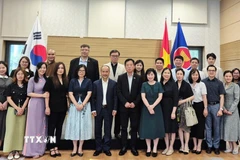 Đoàn Ủy ban Nhà nước về người Việt Nam ở nước ngoài gặp gỡ đại diện các hội đoàn người Việt tại Hàn Quốc. (Ảnh: Đức Thắng/TTXVN)