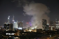 Khói bốc lên sau vụ không kích của Iran xuống Tel Aviv nhằm đáp trả các vụ tấn công của lực lượng Israel tối 13/6/2025. (Ảnh: THX/TTXVN)