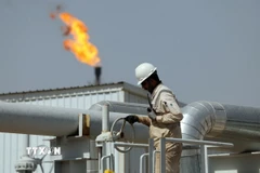 Công nhân làm việc tại cơ sở khai thác dầu ở tỉnh Wasit (Iraq). (Ảnh: THX/TTXVN)