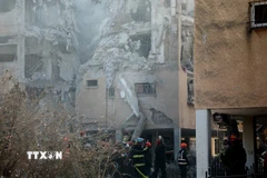 Hiện trường một vụ tấn công bằng tên lửa từ Iran xuống thành phố Holon, miền Trung Israel ngày 19/6/2025. (Ảnh: THX/TTXVN)