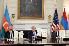 Tổng thống Mỹ Donald Trump (giữa) chủ trì cuộc hòa đàm và ký kết thoả thuận hợp tác giữa Tổng thống Azerbaijan Ilham Aliyev (trái) với Thủ tướng Armenia Nikol Pashinyan tại Thủ đô Washington DC., ngày 8/8/2025. (Ảnh: AZERTAC/TTXVN)