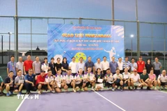 Đại sứ Việt Nam tại Lào Nguyễn Minh Tâm trao giải cho các đội đạt giải. (Ảnh: Xuân Tú/TTXVN)
