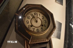 Một chiếc đồng hồ dừng lại ở 11h02 ngày 9/8/1945, thời điểm Mỹ ném bom nguyên tử xuống thành phố Nagasaki (Nhật Bản), được trưng bày tại Bảo tàng Bom Nguyên tử Nagasaki. (Ảnh: Nguyễn Tuyến/TTXVN)