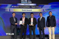Kỹ sư Lương Đức Long thuộc Tập đoàn Viettel và anh Nguyễn Hoàng Vũ - kỹ sư AI kiêm CEO của Công ty startup AIZ nhận giải Nhất cuộc thi. (Ảnh: Mạc Luyện/TTXVN)