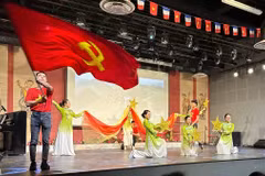 Một tiết mục của chương trình nghệ thuật đặc sắc "Những mùa Xuân bất tử" do các nghệ sỹ đến từ các hội đoàn và cơ quan đại diện Việt Nam tại Pháp trình diễn. (Ảnh: Nguyễn Thu Hà/Vietnam+)