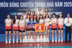 Ban Tổ chức trao giải Nhất cho đội nữ Binh chủng Thông tin-Đông Bắc. (Ảnh: Thanh Hòa/TTXVN)
