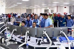 Lãnh đạo PV Power cùng các kỹ sư chính thức vận hành Nhà máy điện Nhơn Trạch 3 hòa lưới điện quốc gia. (Ảnh: TTXVN phát)