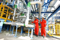 Vận hành thiết bị tại nhà máy điện Nhơn Trạch 2. (Ảnh: Huy Hùng/TTXVN)