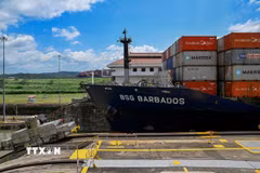 Một con tàu di chuyển qua Kênh đào Panama ở Panama City (Panama). (Ảnh: THX/TTXVN)