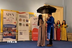 Trình diễn áo dài trong một chương trình do Hội tôn vinh văn hóa Việt tổ chức tại Thủ đô Paris (Pháp) vào đầu năm 2023. (Ảnh: Nguyễn Thu Hà/TTXVN)