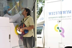 Nhân viên y tế lấy mẫu xét nghiệm COVID-19 cho người dân tại Bangkok (Thái Lan). (Ảnh: THX/TTXVN)