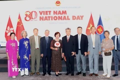 Ông Lý Minh Hán (thứ ba, phải), ông Liêu Hoa Khánh (thứ bảy, phải) và ông Trần Phục Hưng (trái) cùng bạn bè tham dự Lễ kỷ niệm 80 năm Quốc khánh Việt Nam tại Hong Kong. (Ảnh: Xuân Vịnh/TTXVN)