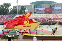 Xe mô hình Quốc huy nước Cộng hòa Xã hội Chủ nghĩa Việt Nam đi đầu khối diễu binh, diễu hành trong chương trình Tổng duyệt cấp nhà nước, sáng 30/8/2025). (Ảnh: Phương Hoa/TTXVN)