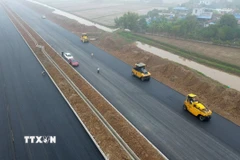 Dự án đường bộ mới Nam Định-Lạc Quần-Đường bộ ven biển đoạn qua huyện Nam Trực được thảm mặt đường, tháng 2/2025. (Ảnh: Quốc Khánh/TTXVN)